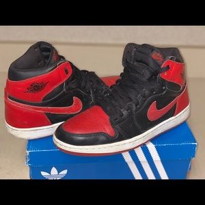 2001 air Jordan retro 1s breds